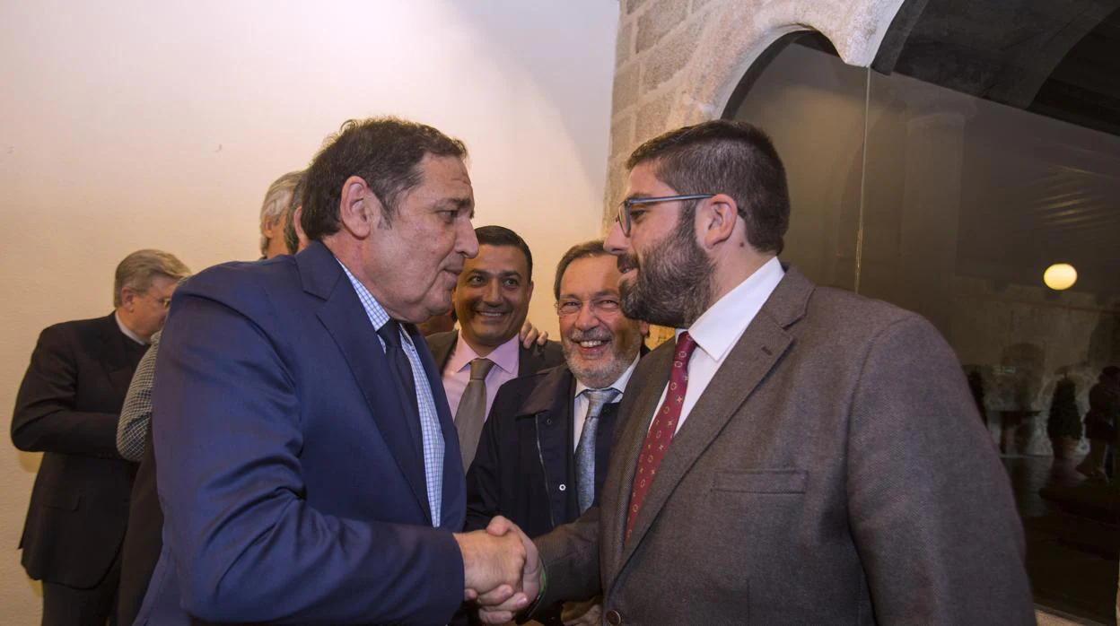 El consejero de Sanidad y el presidente de la Diputación de Ávila se saludan