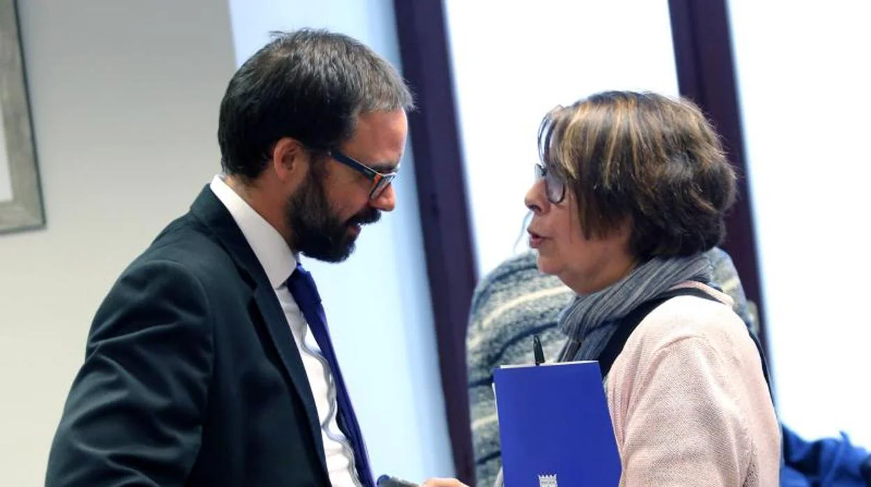 Sabanés y Fernández Heredia, gerente de la EMT, ayer, en la penúltima comisión de investigación