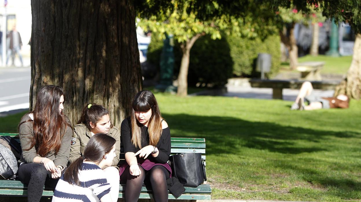 Un grupo de adoslecentes en la Alameda compostelana