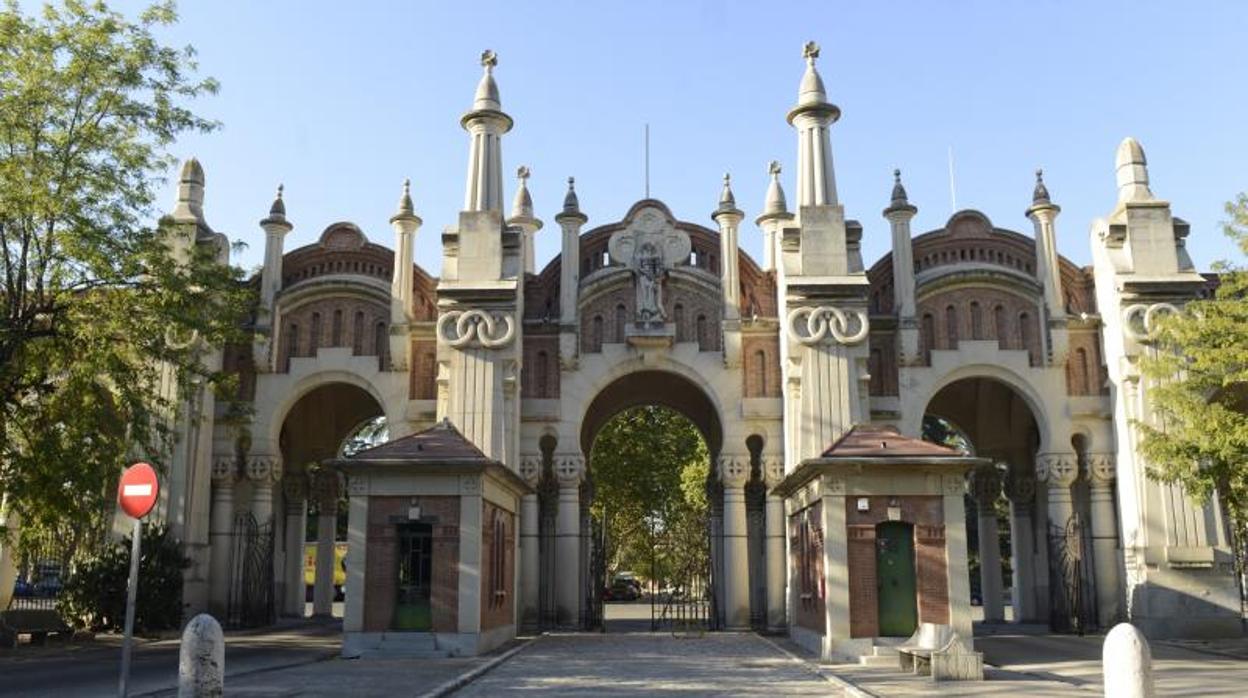 Pórtigo gótico del cementerio de La Almudena