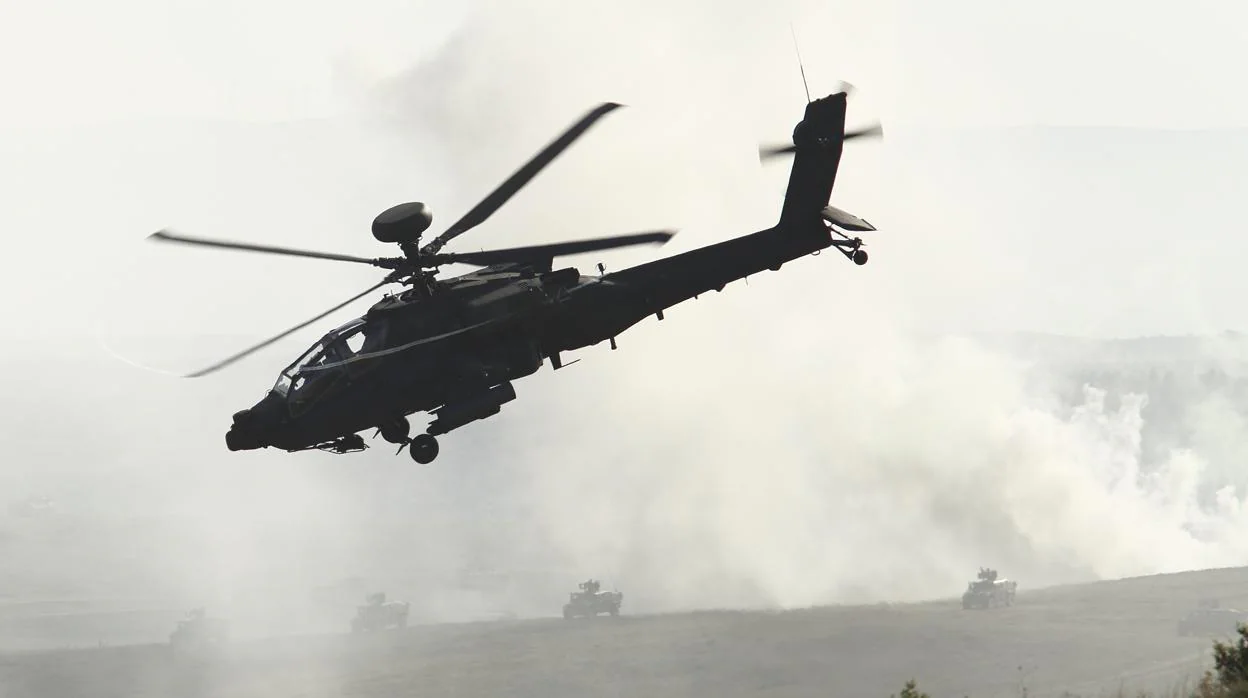 Imagen de archivo de un helicóptero durante unas maniobras en Aragón