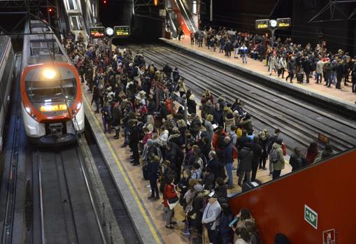 La estación de Cercanías de Atocha, ayer, en hora punta