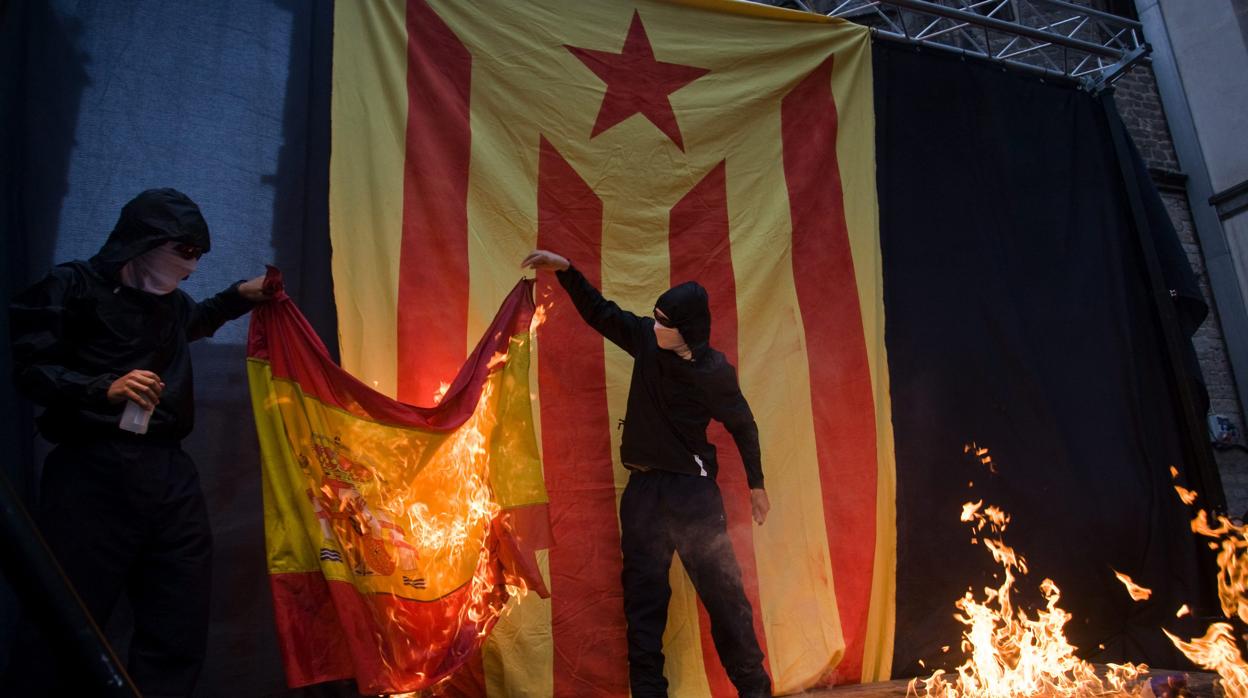 Independentistas radicales queman banderas de España en una manifestación independentista