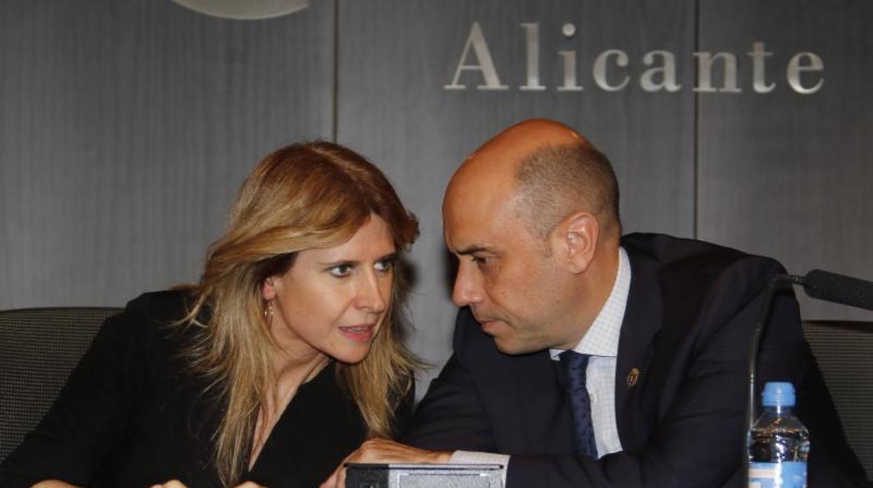 Eva Montesinos con el exalcalde socialista de Alicante Gabriel Echávarri