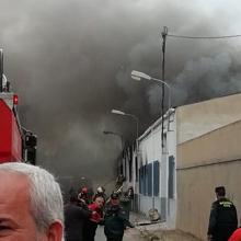 Desalojados los trabajadores de una fábrica en Ibi tras declararse un incendio que amenaza a los alrededores