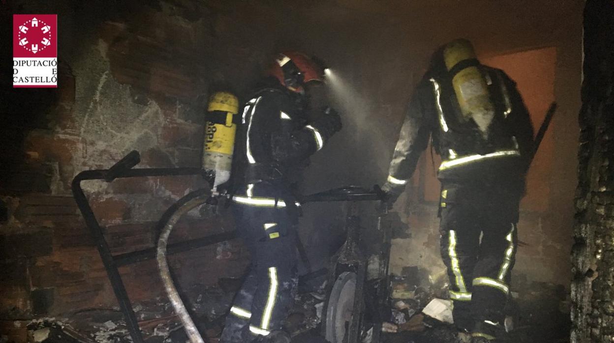 Imagen de los Bomberos en el edificio donde se ha producido el incendio