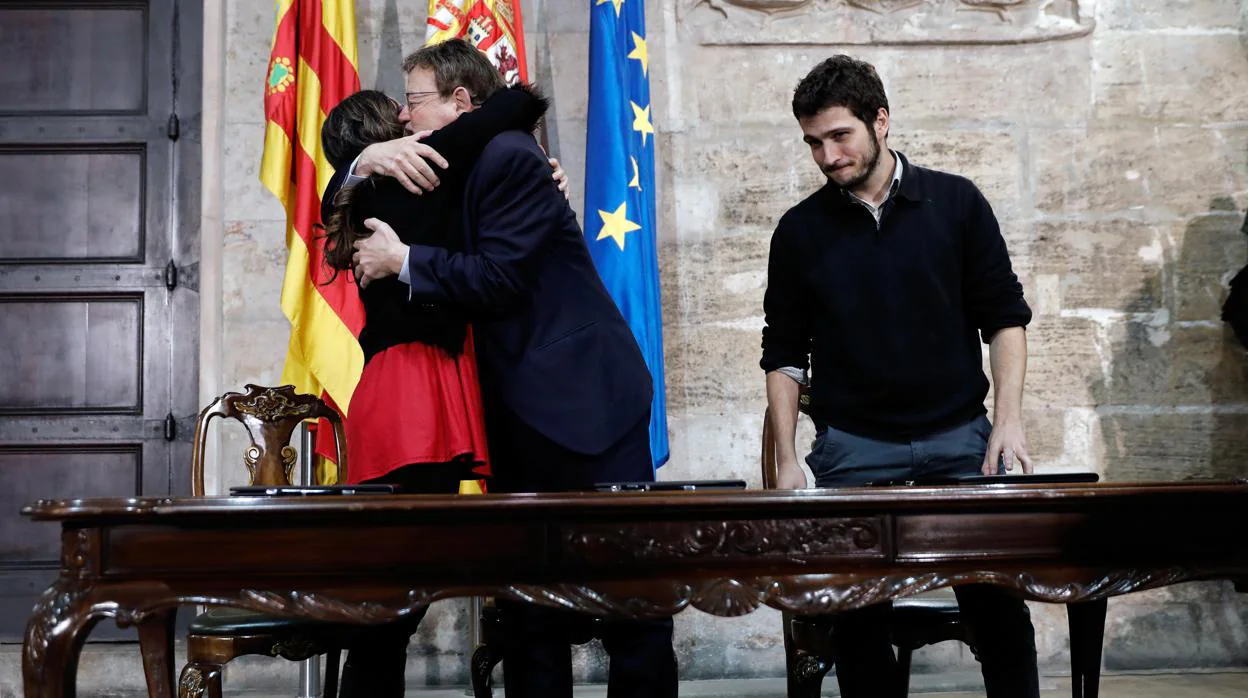 Ximo Puig y Mónica Oltra se abrazan en la firma del acuerdo de presupuestos con Podemos la pasada semana