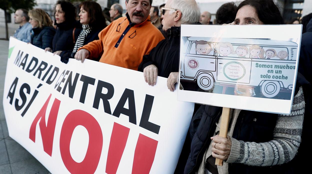 Afectados por Madrid Central se manifestan contra el Ayuntamiento frente al Palacio de Cibeles