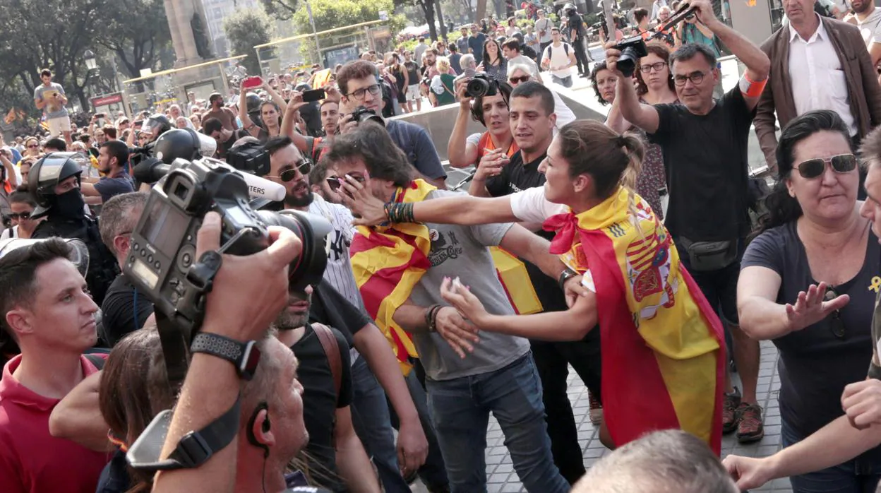 Choque entre manifestantes de Jusapol y de los CDR en Barcelona