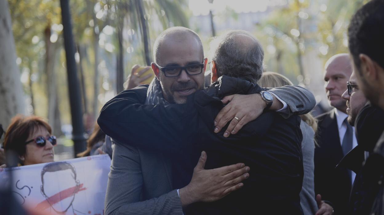 Miquel Buch y Quim Torra en las puertas del TSJC