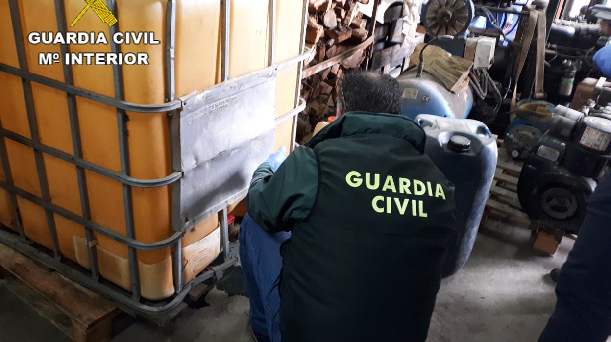 Imagen facilitada por la Guardia Civil de uno de los registros de la Operación Caldox