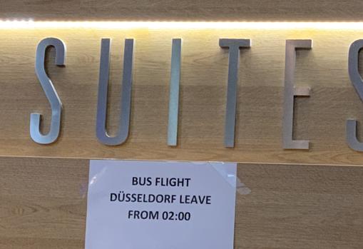 Cartel que encontraron los pasajeros con la información del nuevo vuelo a su llegada al hotel