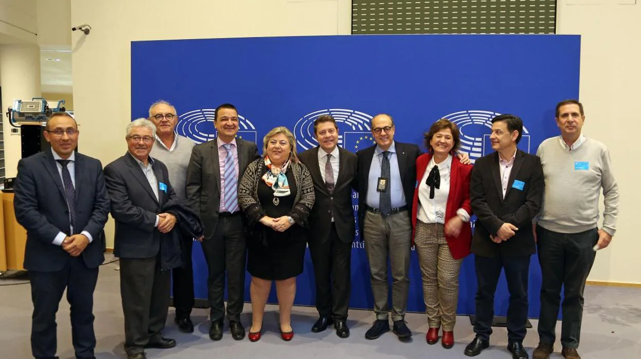 La delegación castellano-manchega en Bruselas, con el presidente Page al frente, se reunió con los eurodiputados Paolo de Castro y Clara Aguilera