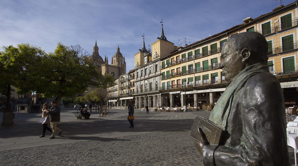 Escultura de Antonio Machado, en la Plaza Mayor de Segovia