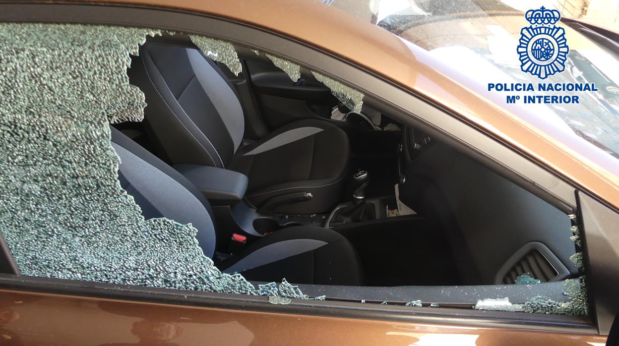 El detenido rompía el cristal de las ventanillas de los vehículos para robar