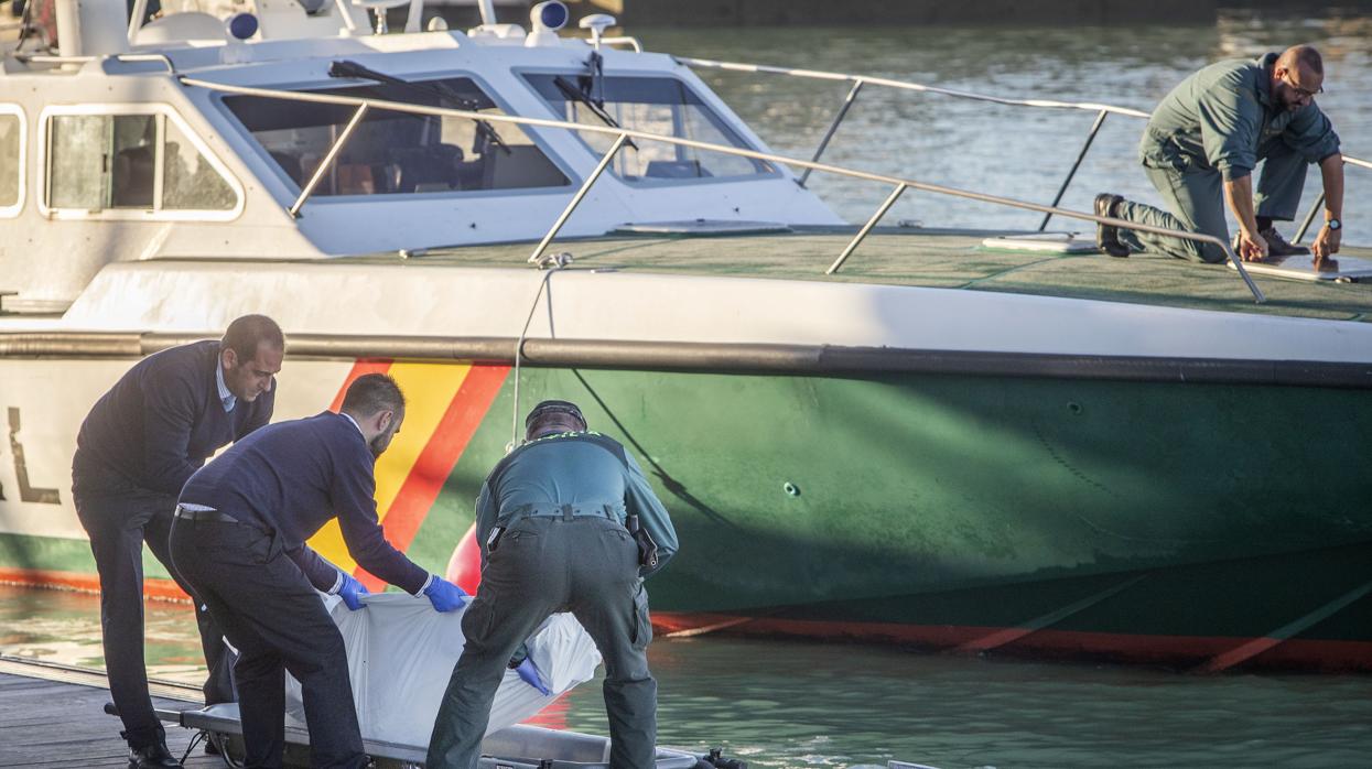 Encuentran el cadáver de un sexto inmigrante fallecido al naufragar una patera en Cádiz