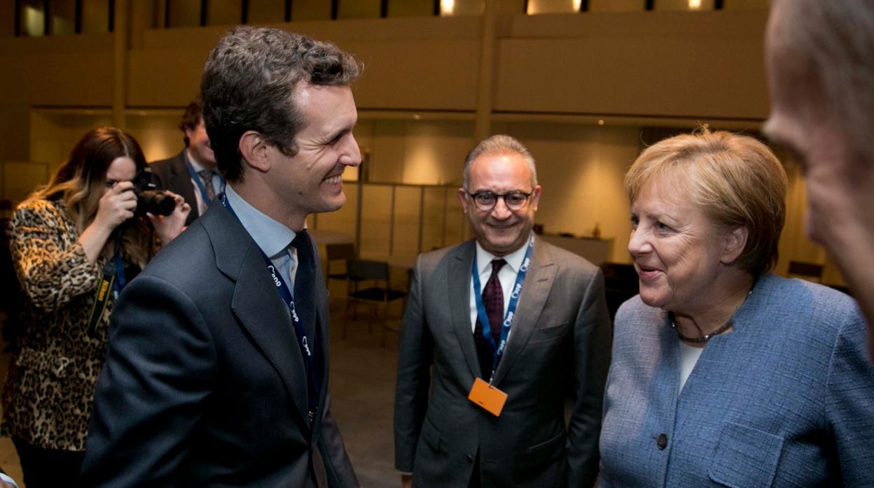 Pablo Casado, con Angela Merkel