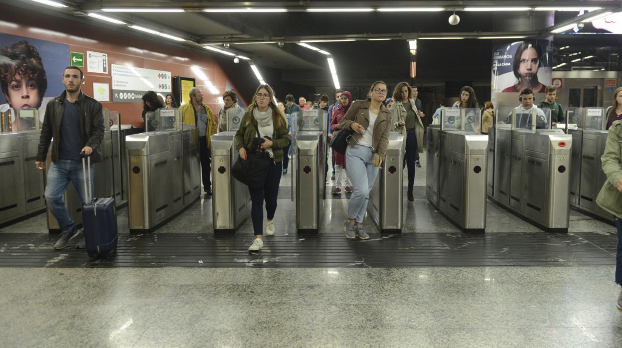 Usuarios de Metro de Madrid, en una estacíon