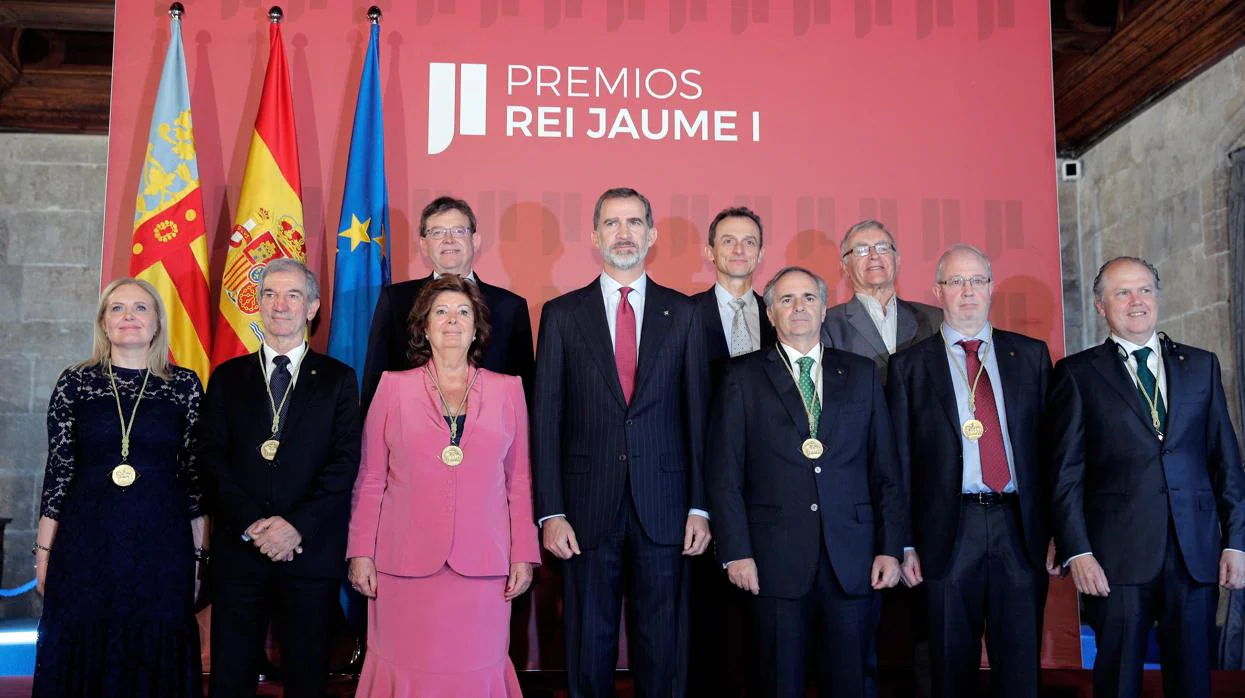 El catedrático Xavier Freixas, segundo por la izquierda, junto al resto de premiados y el Rey este miércoles