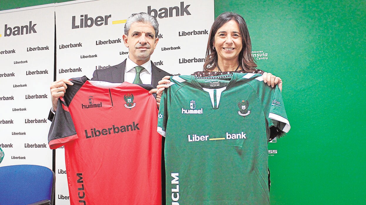 Juan Juárez, presidente del Toledo, con Ana Echenique, directora de Relaciones Institucionales y Comunicación de Liberbank