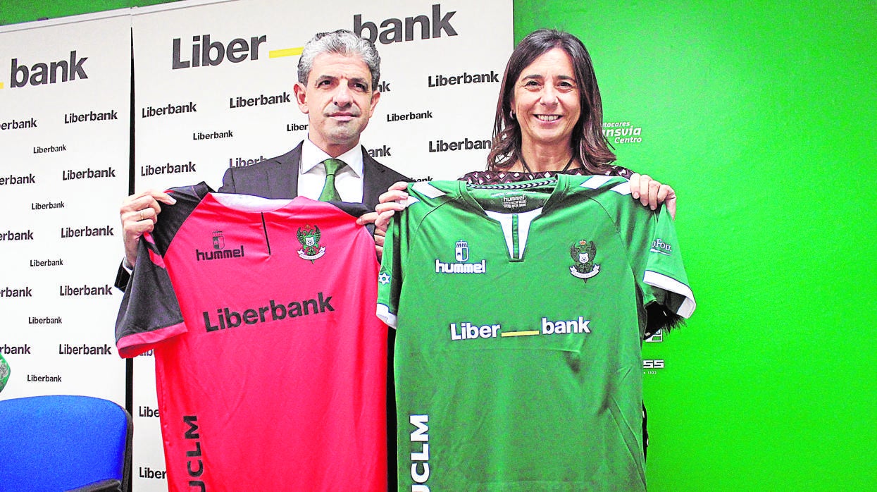 Juan Juárez, presidente del Toledo, con Ana Echenique, directora de Relaciones Institucionales y Comunicación de Liberbank