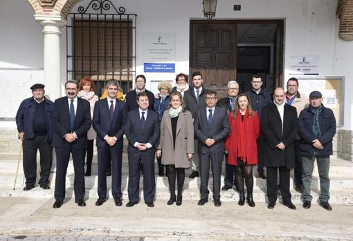 Foto de familia de los asistentes a la visita del presidente de Castilla-La Mancha