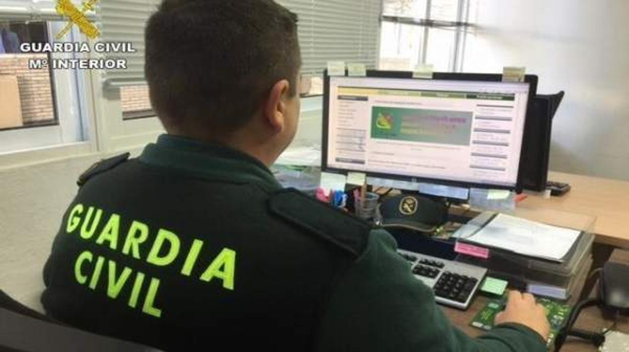 Agente de la Guardia Civil investigando el caso