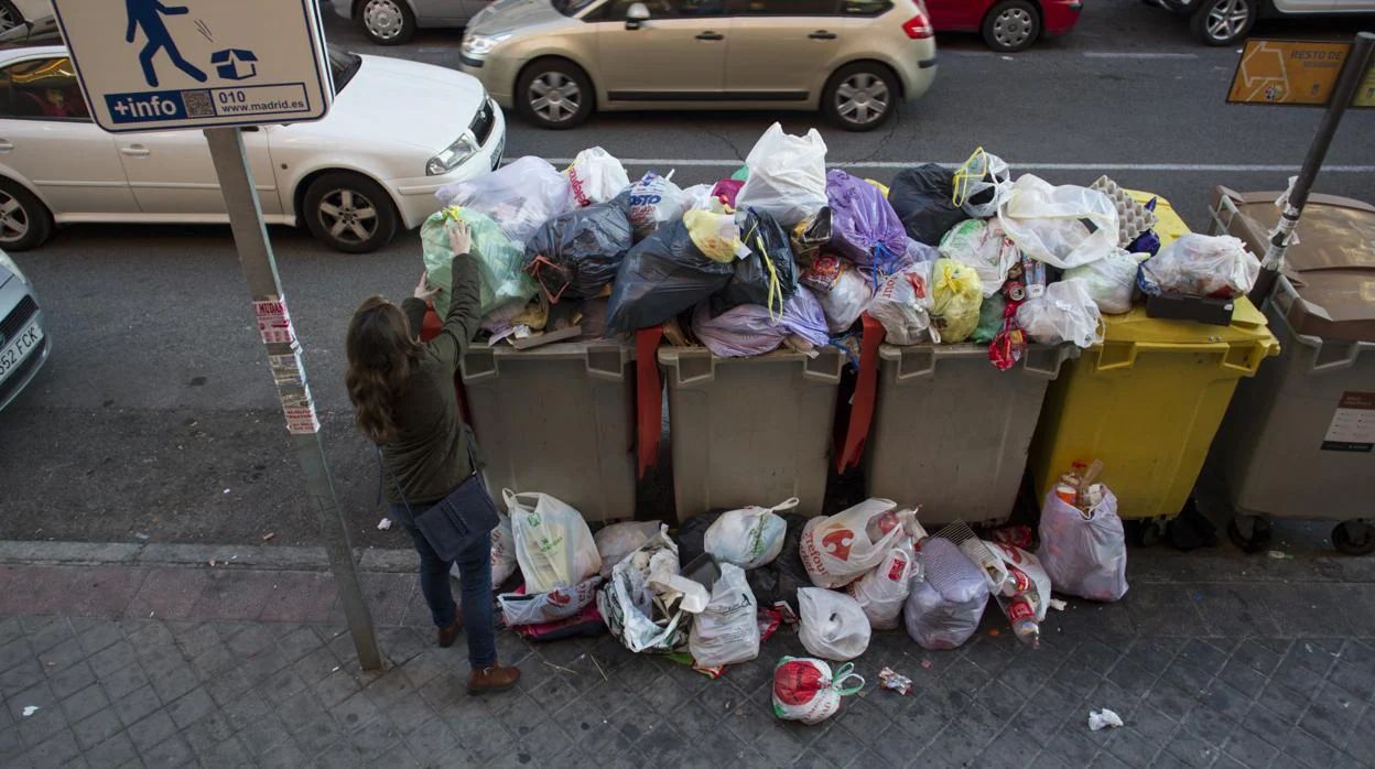 Contenedores repletos de basura durante la huelga de 2016