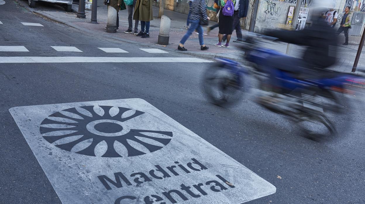 Señalización horizontal que informa de la entrada a Madrid Central