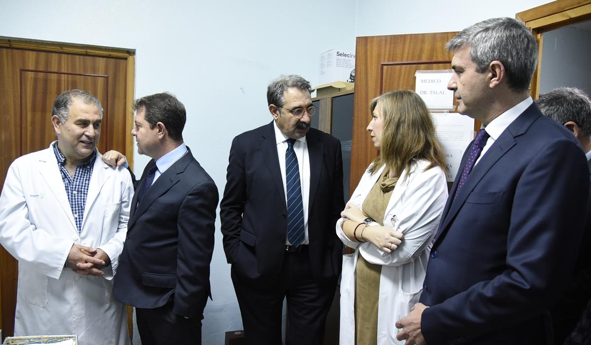 García-Page, Fernández Sanz y Gutiérrez, ayer, durante su visita al consultorio de Villarrubia