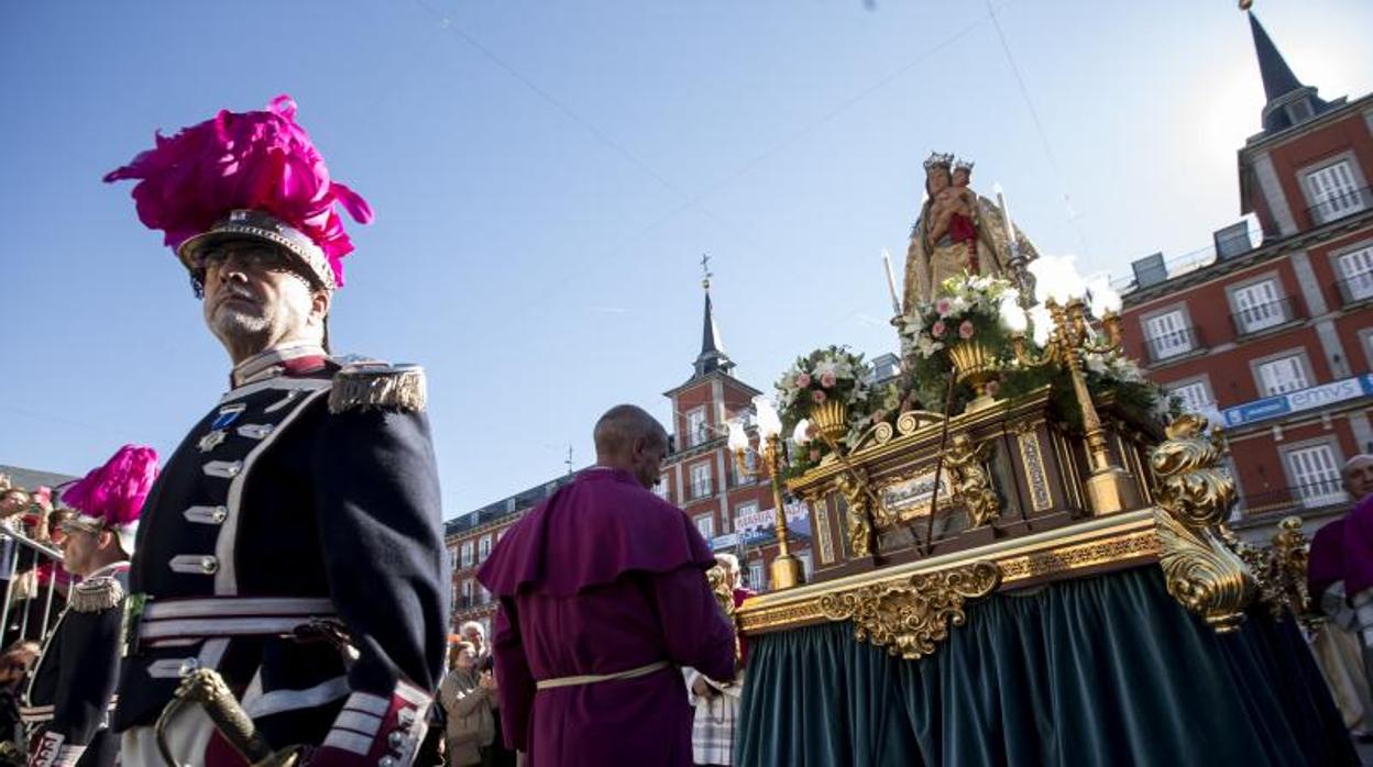 Procesión de la Virgen de La Almudena, en la Plaza Mayor