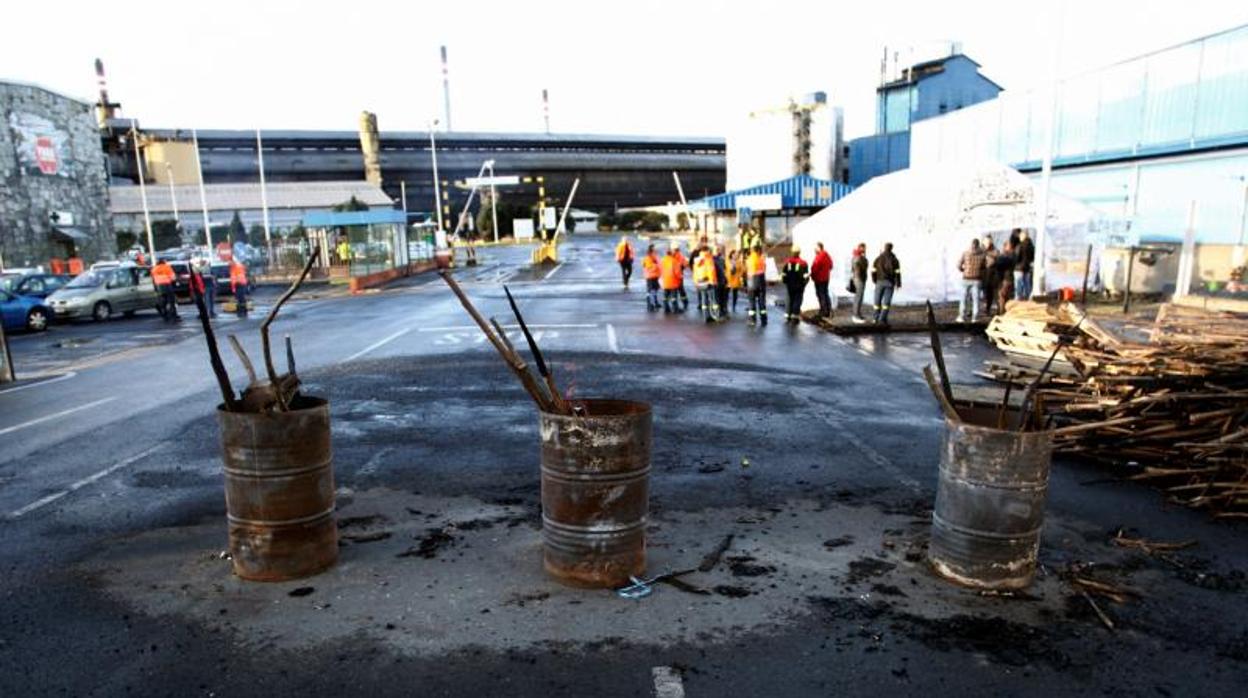 Trabajadores de Alcoa concentrados a la entrada de la factoría coruñesa