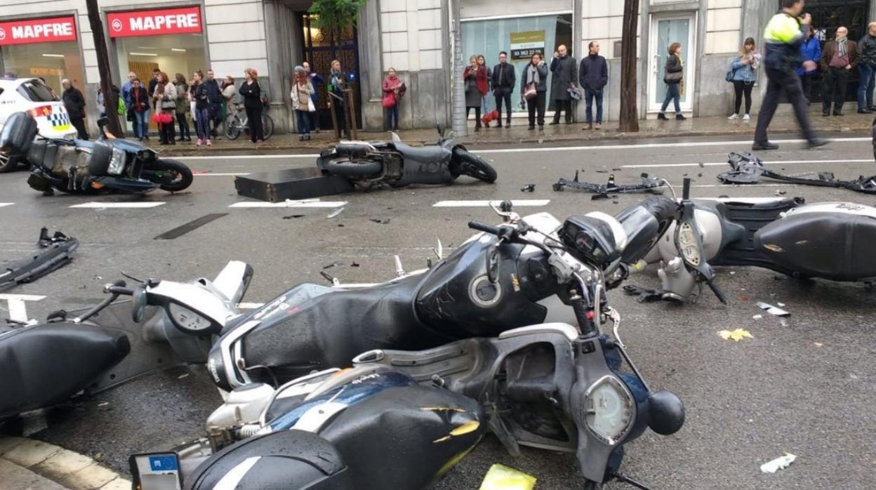 Varias motos arrolladas por el coche