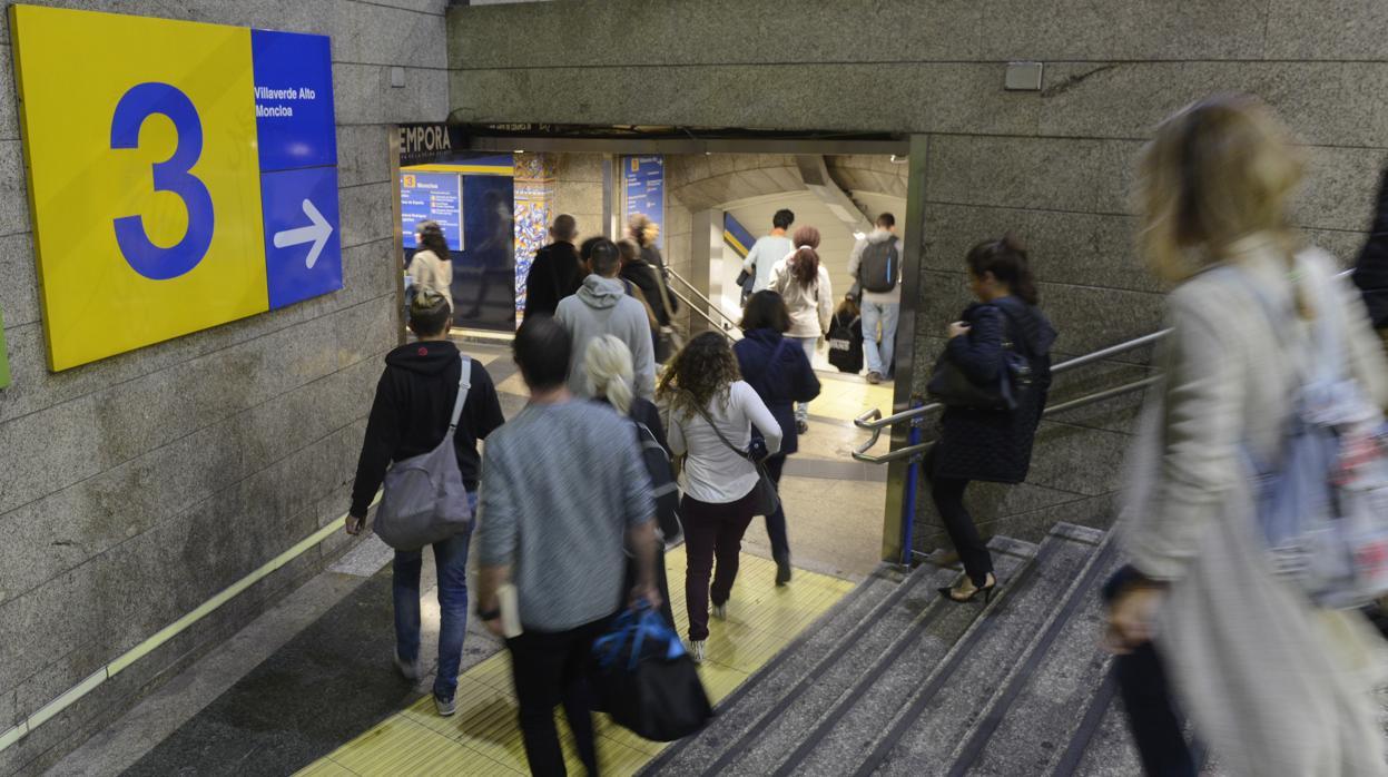 Usuarios de Metro en la céntrica estación de Sol