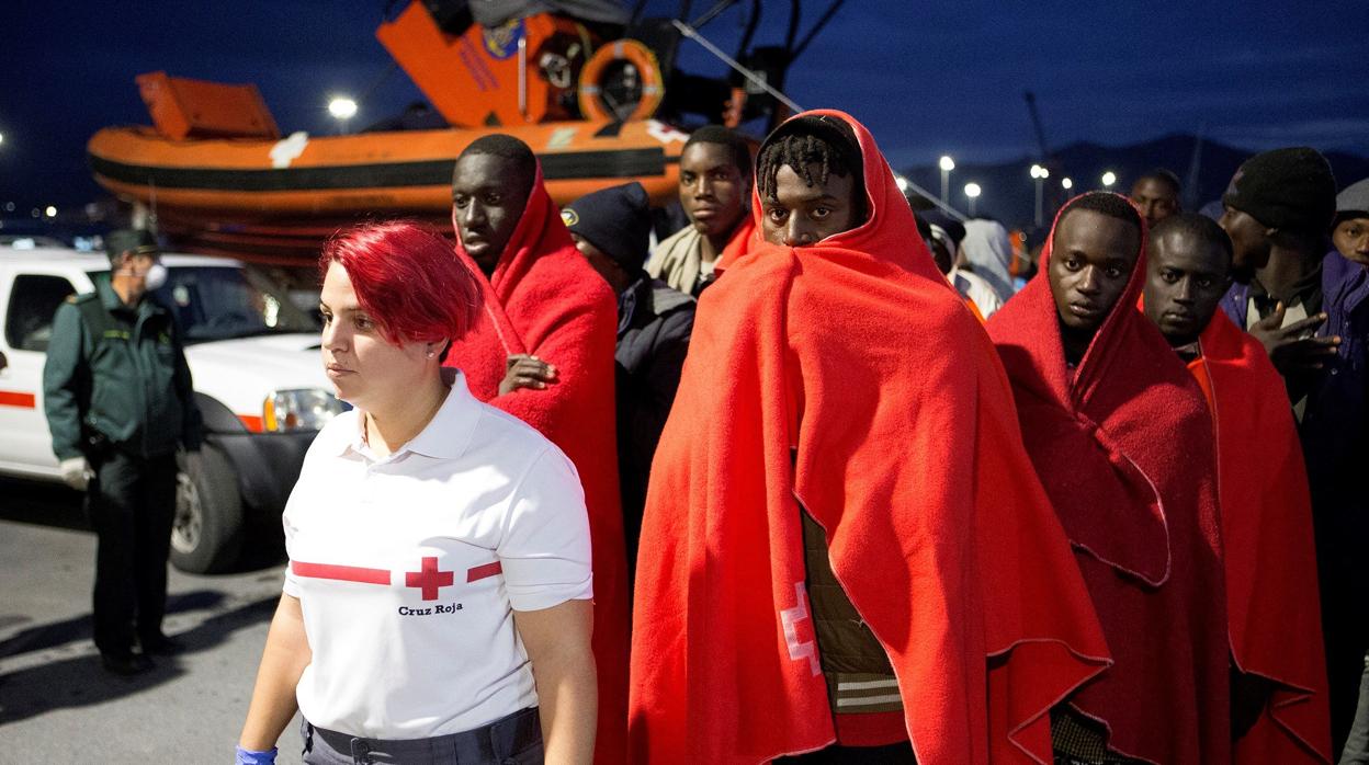 La Cruz Roja, a la llegada de 112 ocupantes de una patera en Motril