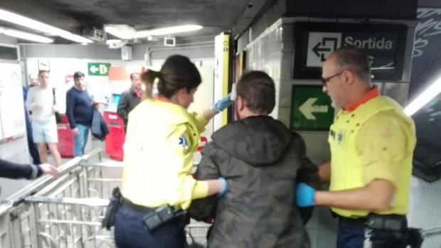 Brutal agresión en el metro de Barcelona por llevar una bandera de España