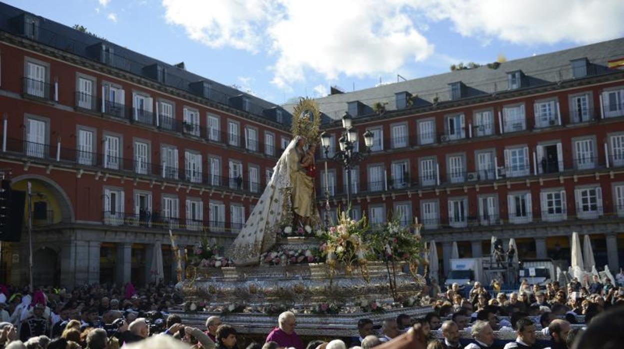 La talla de La Almudena fue portada ayer por los anderos de la Hermandad de Jesús «El Pobre». En la imagen, a su llegada a la Plaza Mayor