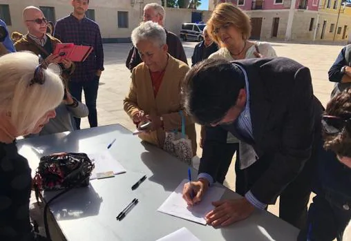 El alcalde de Alicante, Luis Barcala, firmando este domingo en la plaza de Santa Faz para que vuelvan las monjas Clarisas