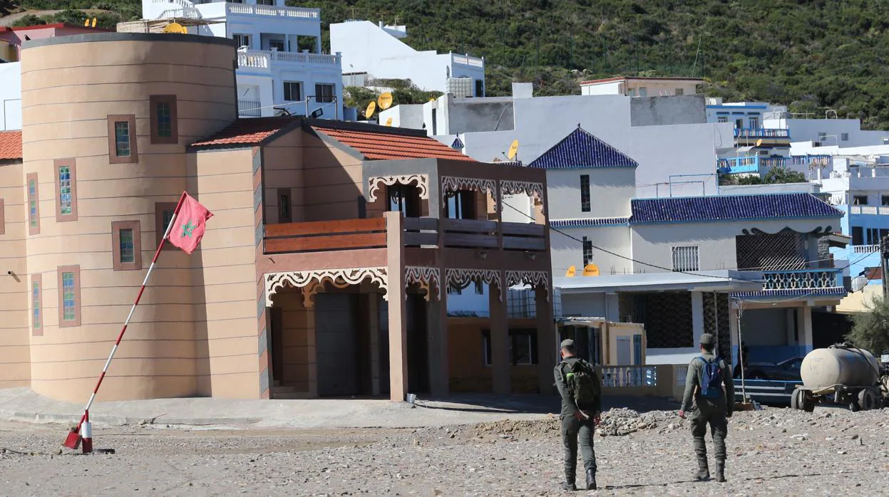 La playa de Guat el Marssa, custodiada por dos gendarmes marroquíes