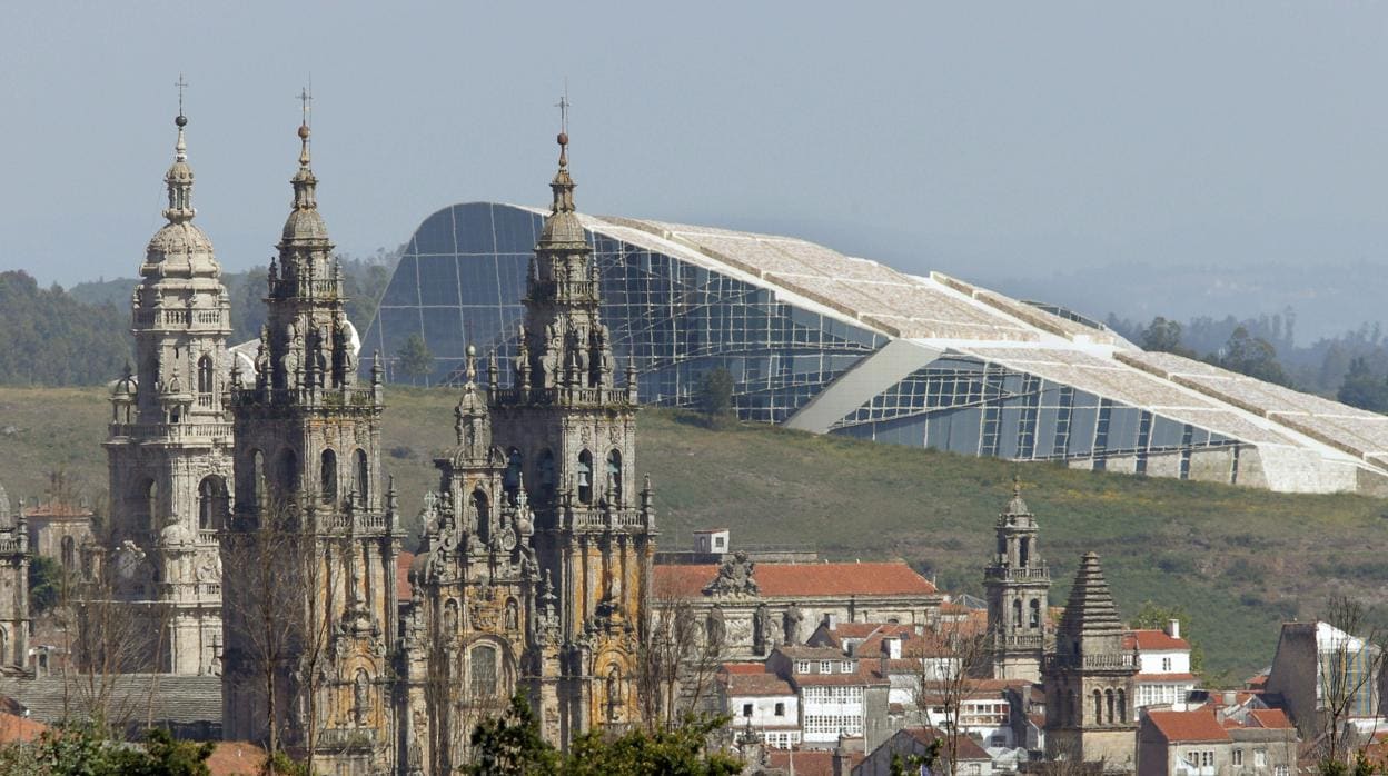 Vista panorámica de Santiago de Compostela, con la Catedral en primer plano y la Ciudad de la Cultura al fondo