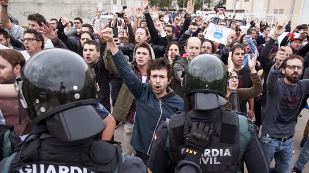 Ordenan imputar a tres guardias civiles por una supuesta detención irregular el 1-O