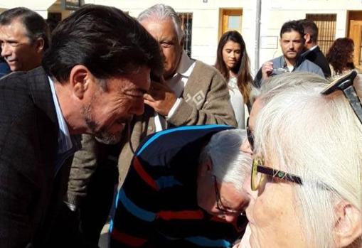 El alcalde de Alicante, Luis Barcala, participando en la recogida de firmas para el regreso de las monjas Clarisas al monasterio