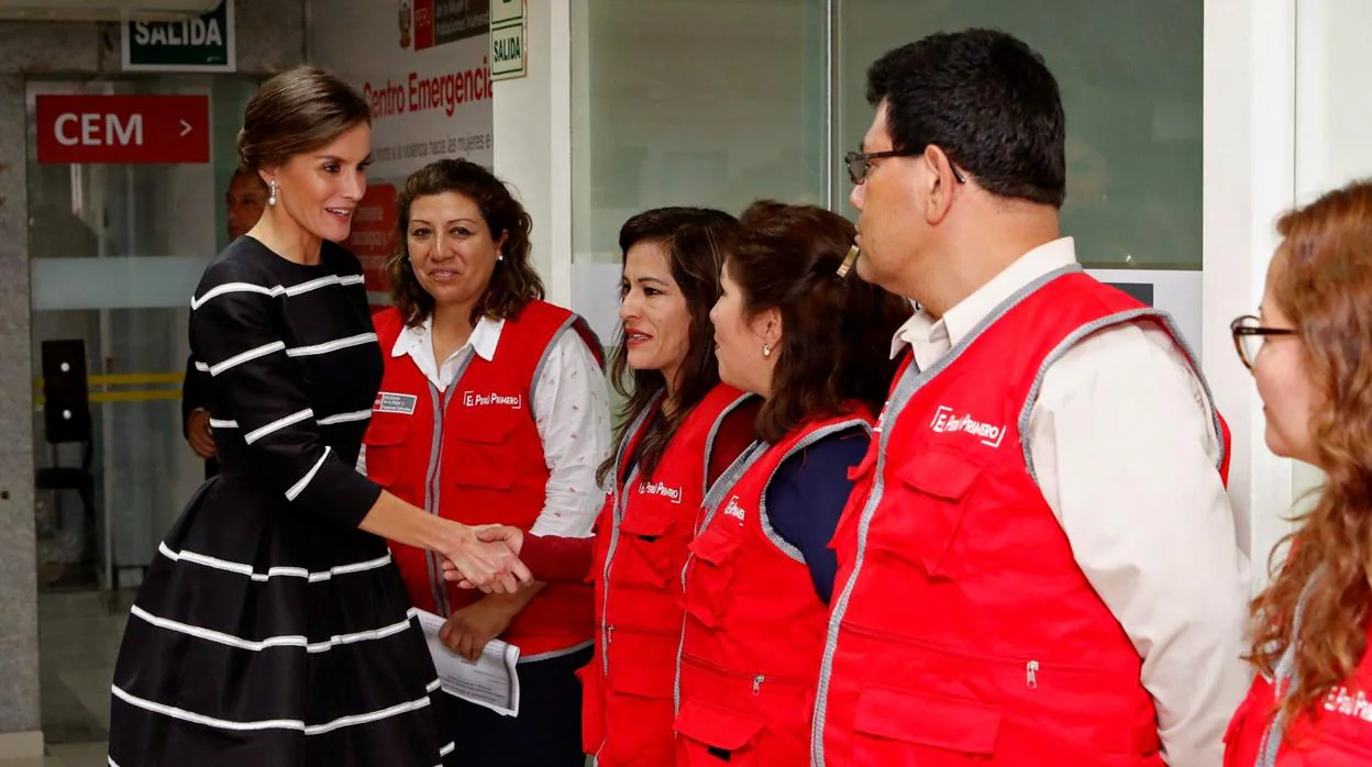 La reina Letizia saluda a los trabajadoresen el Ministerio de la Mujer en su visita a Perú