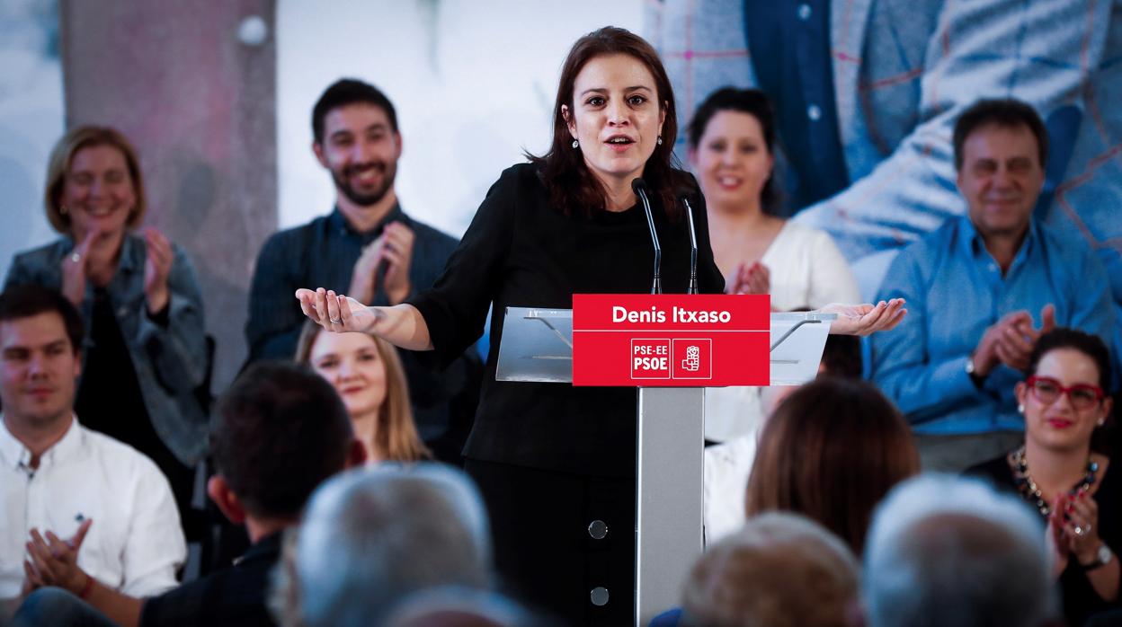 La vicesecretaria general del PSOE y portavoz en el Congreso, Adriana Lastra, ha arropado hoy en San Sebastián la candidatura de Denis Itxaso a diputado general de Gipuzkoa en un acto en San Sebastián