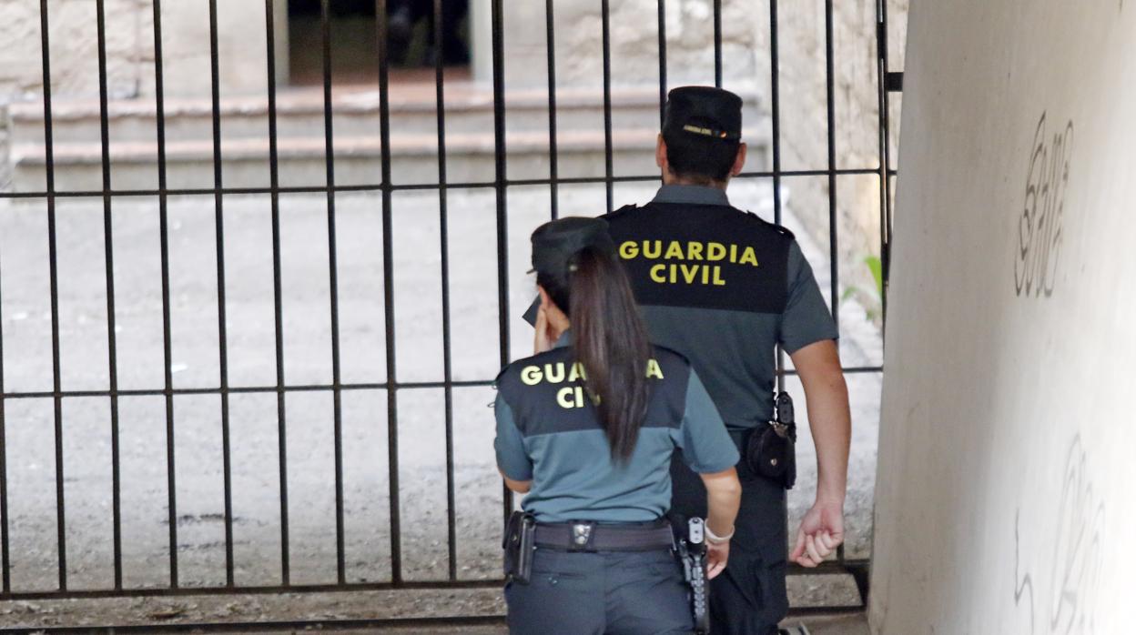 Imagen de archivo de dos agentes de la Guardia Civil destinados en Alicante