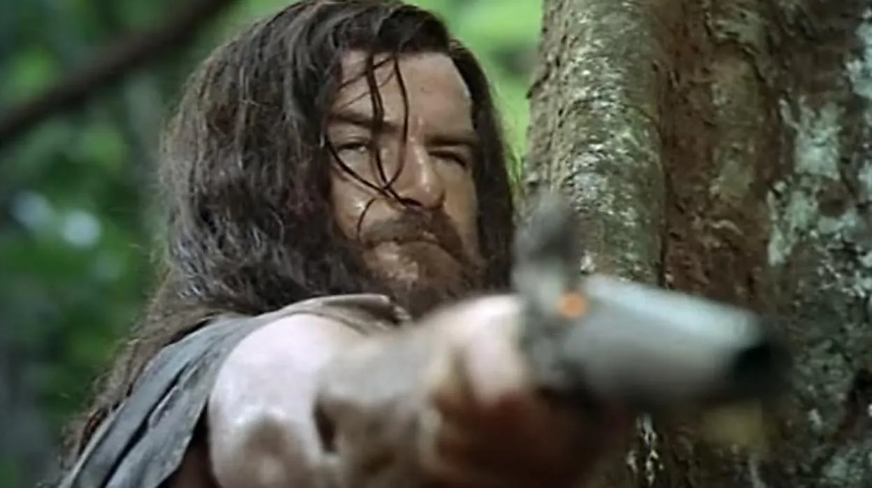 Pierce Brosnan en su papel de Crusoe en una película