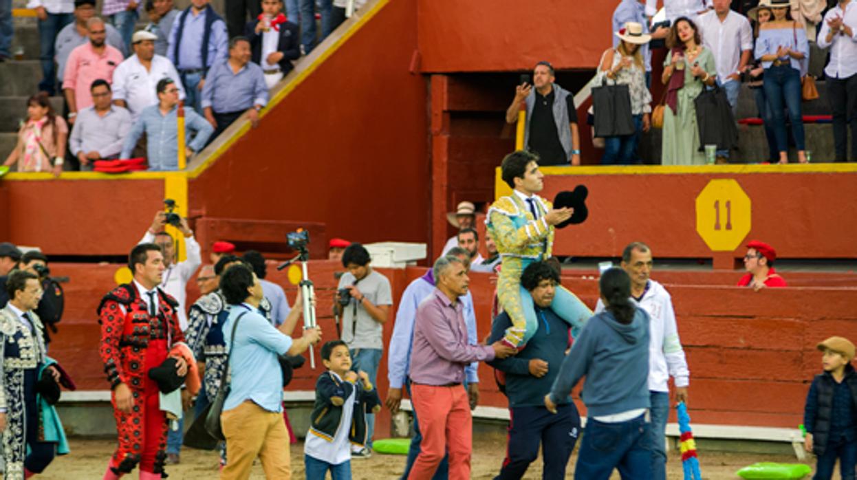 Álvaro Lorenzo, a hombros del bicentenario coso de Acho, en Lima (Perú)