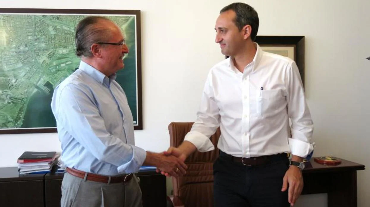 César Sánchez saludando al anterior presidente de la Autoridad Portuaria de Alicante, Juan Ferrer