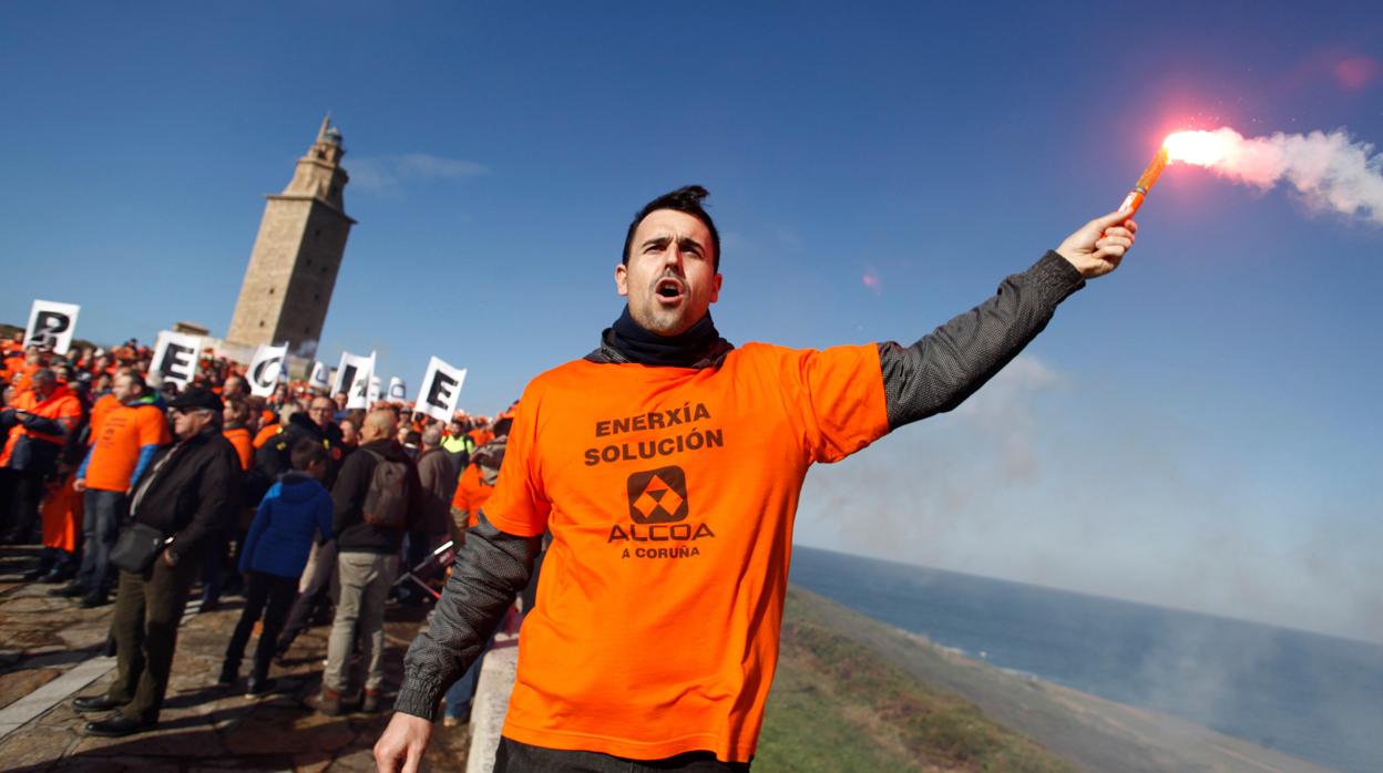 Manifestación de los trabajadores de Alcoa La Coruña frente a la Torre de Hércules