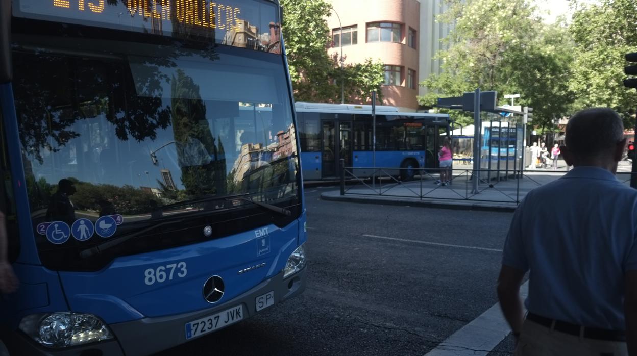 Autobús de la EMT en su parada